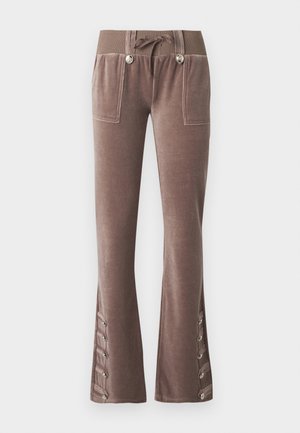 Καφέ παντελόνι από βελουτέ με ελαστική μέση με κορδόνι, εμπρόσθιες τσέπες και διακοσμητικά κουμπιά κατά μήκος του κάτω εξωτερικού μέρους των ποδιών.