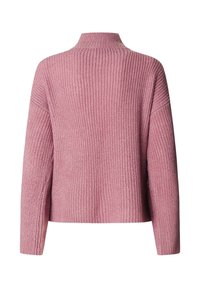 Roze gebreide trui met een hoge hals, oversized pasvorm en ribbeltextuur, met verlaagde schouders en lange mouwen.
