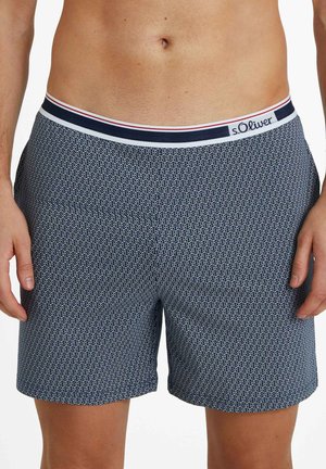 Marine zwemshorts met een herhalend wit patroon, elastische tailleband met rode en witte accenten, en een logolabel aan de voorkant.
