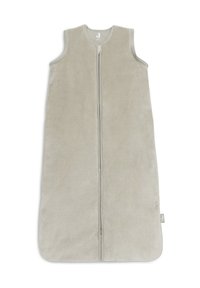 Sac de couchage en polaire gris avec un design sans manches, fermeture éclair sur toute la longueur et texture douce ; adapté aux nourrissons et aux tout-petits.