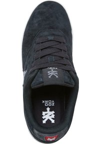 Sneaker din suede negru cu design cu șireturi, guler căptușit, talpă din cauciuc alb, logo gri pe lateral și accent roșu pe tab-ul călcâi.