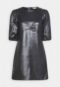 Czarna skórzana sukienka z bufkami na rękawach, okrągłym dekoltem i skośnymi szwami. Posiada zamek błyskawiczny z tyłu oraz dwa boczne rozcięcia.