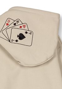 Sudadera beige con un diseño impreso de naipes en la capucha, incluyendo un trébol, un corazón y un rombo, con detalles en rojo y negro.