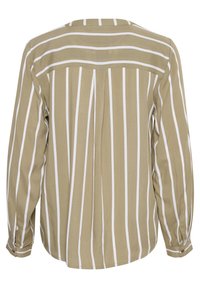 Chemise beige à manches longues avec des rayures blanches verticales et un empiècement rayé horizontal dans le dos, avec des poignets à boutons.