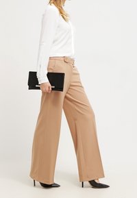 Wallis Broek - camel