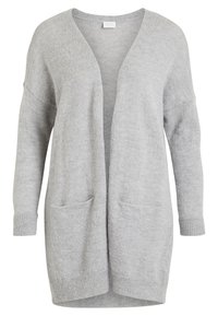 Světle šedý cardigan z měkkého materiálu, s hlubokým výstřihem do V, otevřeným předním dílem, dvěma předními kapsami a dlouhými rukávy s vroubkovanými manžetami.