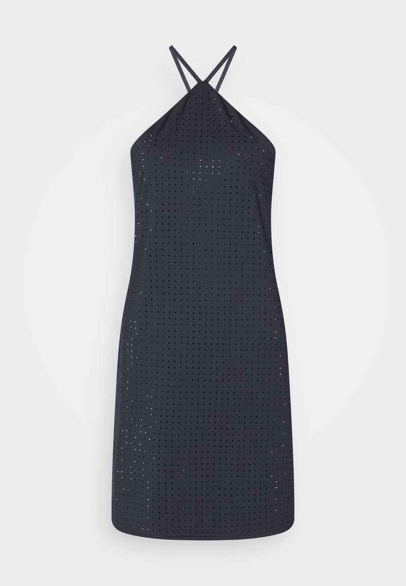 Robe noire sans manches avec petits trous perforés partout et fines bretelles croisées sur un fond blanc.