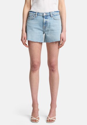 Lichtblauwe denim shorts met een onafgewerkte zoom, vijf zakken en een knoopsluiting. Gecombineerd met witte sleehakken en een aansluitend wit topje.