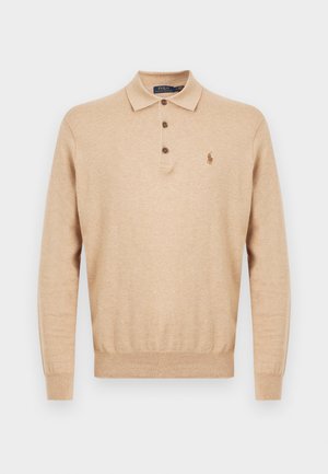 Béžový sveter s dlhým rukávom a golierom polo, vyrobený z jemnej pleteniny, s klasickým golierom, tromi gombíkmi a našitým logom na hrudi.