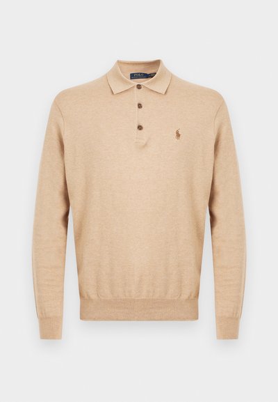 Bézs színű, hosszú ujjú polo pulóver puha kötött anyagból, klasszikus gallérral, három gombbal és a mellkason varrott logóval.