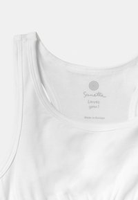 Hvit tanktop med rund halsringning, laget av glatt stoff. Har en etikett inni med "Sanetta elsker deg! Laget i Europa."