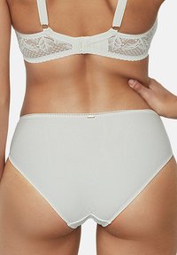 Culotte taille haute gris clair en tissu texturé, avec un bord festonné et un détail matériel subtil à l'arrière.
