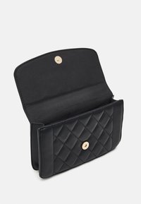 Pochette en cuir matelassé noir avec une doublure intérieure lisse, dotée d'une fermeture à pression dorée et d'une forme rectangulaire élégante.