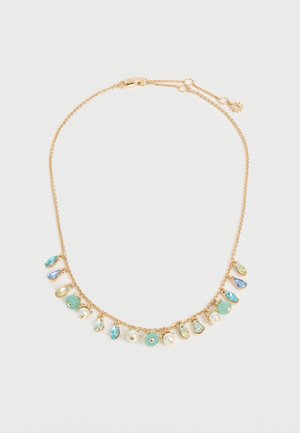 Goldene Halskette mit abwechselnden blauen und grünen tropfenförmigen Edelsteinen, mintgrünen Blumen und weißen Perlenanhängern auf weißem Hintergrund.