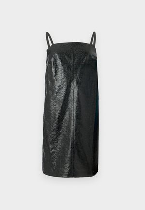 Crna haljina bez rukava izrađena od teksturiranog materijala, s jednostavnim ravnim dizajnom, tankim naramenicama i dužinom do polovice bedra.