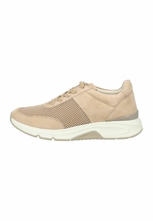 Beige sneaker met mesh zijpanelen, vetersluiting, gevoerde kraag en dikke witte zool, ontworpen voor comfort en casual gebruik.