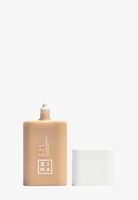 Beige foundationflaske med avrundede kanter, hvit skrukork og trykt etikett som detaljerer nyansenummer 621 og SPF 50.