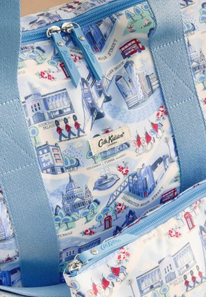 Modrá taška a pouzdro s londýnskými památkami, červeným dvoupatrovým autobusem, strážemi a potištěnou etiketou s logem Cath Kidston a přívěsky na zip.