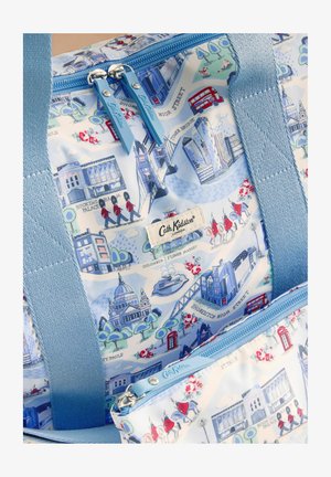 Sinine kandekott ja väike kott Londonis paiknevate vaatamisväärsustega, punase topeltkiirtega buss, valvurid ning trükitud Cath Kidstoni logoga silt ja tõmblukukummid.
