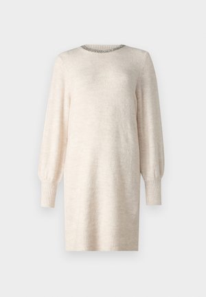 Strikket kjole i off-white med rund hals, dekorert halslinning og lange puff ermer. Har ribbestrikkede mansjetter og hem. Myk tekstur.