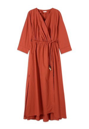 Vestido largo cruzado color naranja óxido con mangas largas, escote en V, cintura elástica, aberturas laterales y cinturón anudado con detalles de cuentas.