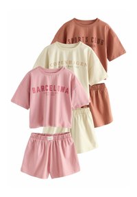 Cinq ensembles de shorts en coton mélangé à coupe d�écontractée et t-shirts en rose, crème et rouille, présentant des détails graphiques en texte. Ceinture élastique.