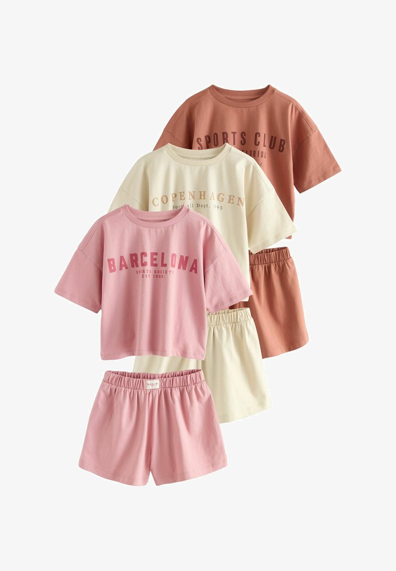 Tre sæt kortærmede toppe og elastiske taljeshorts i pink, creme og terrakotta med by- og sportstema tekst på toppe.