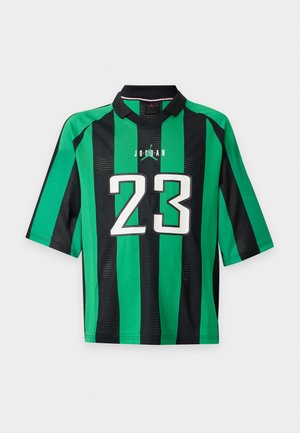 Tricou sportiv cu mânecă scurtă în dungi verticale verde și negru, cu guler negru, numărul 23 alb pe față și logo-ul Jordan deasupra numărului.