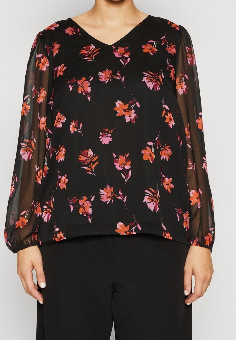 Svart blus med V-hals, långa genomskinliga ärmar och ett blommigt mönster i rosa och orange. Lättviktig tyg; avslappnad passform och veck vid ärmsluten.