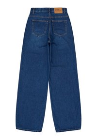 Jeans in denim blu scuro con una vestibilità ampia, dotati di due tasche posteriori, una superficie testurizzata e un'etichetta in pelle sulla vita posteriore.