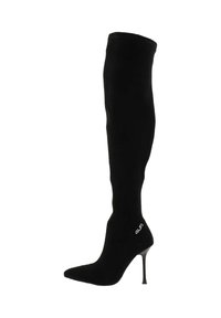 Zwarte kniehoge stiletto laarzen van een snug breimateriaal, met een puntige neus en een slanke zilveren logo bij de enkel. Hoge, glanzende stiletto hak.