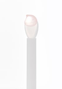 Flacon compte-gouttes en verre transparent avec une tige blanche, surmonté d'un gel rose transparent avec des bulles, sur fond blanc.