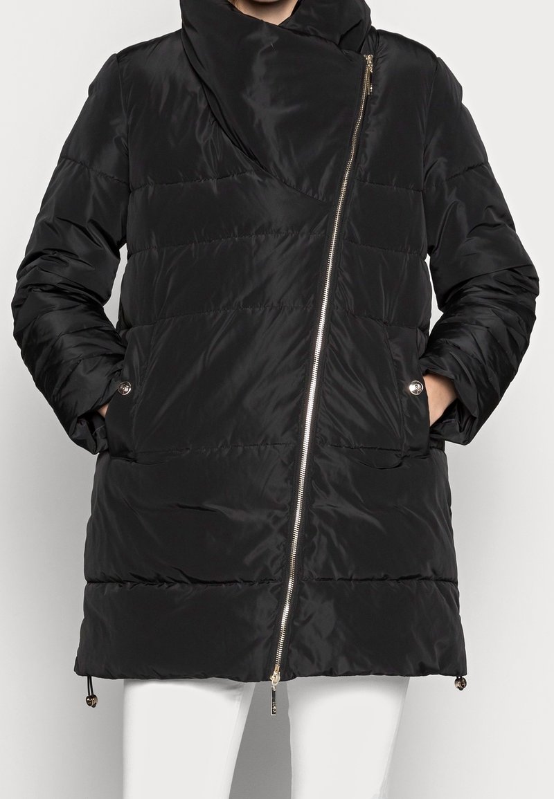 Schwarze Daunenjacke mit hohem Kragen, diagonalem Reißverschluss und seitlichen Taschen. Glattes, glänzendes Material mit horizontal gestepptem Design und Kordelzugsaum.