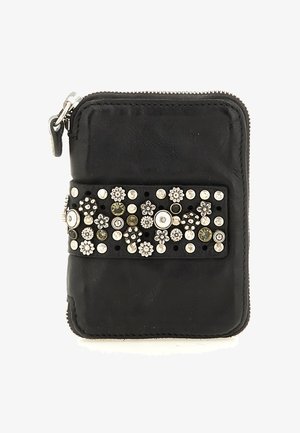 Zwarte leren zipportemonnee met een decoratieve band met verschillende zilveren en gouden bloem- en cirkelvormige metalen studs.