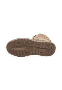 Botas beige con un upper de textil, que presentan una suela de goma texturizada con estrías pronunciadas para tracción y un detalle de cremallera lateral.