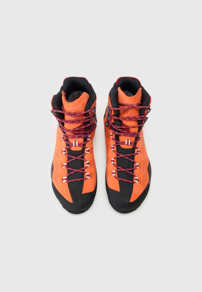 Botas de senderismo naranjas con suelas de goma negra, que cuentan con ante texturizado, cordones multicolores y un tobillo acolchado para mayor soporte.