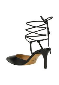 Scarpa nera con tacco alto, punta affusolata e tomaia in pelle liscia. Presenta un design a lacci a spirale alla caviglia e un tacco a stiletto.