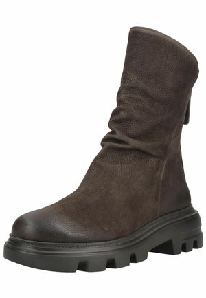 Dunkelbrauner Knöchelstiefel mit strukturiertem Lederobermaterial, leicht schlaffem Schaft und dicker schwarzer Profilsohle für robusten Stil und guten Halt.