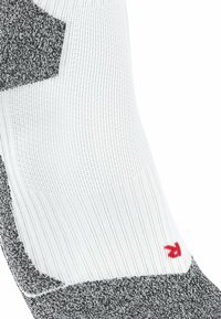 Grau-weiße Sportsocke mit gerippter Textur, ausgestattet mit einem schwarzen Musterdesign und einem kleinen roten "R"-Logo in der Nähe des Knöchels.
