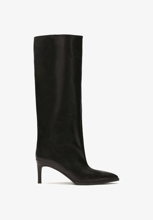 Črne škornje do kolen, izdelane iz gladke usnja, z izostrenim nosom in ožjim peto. Eleganten, minimalističen dizajn brez okrasja.