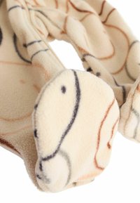 Fleece-Wickel in Creme mit abstrakten braunen und schwarzen Mustern, der eine weiche Textur und abgerundete Kanten für zusätzlichen Komfort bietet.