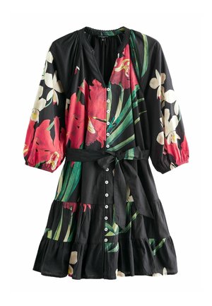 Vestido negro con botones en la parte delantera, estampado floral en rojo y blanco, mangas abullonadas tres cuartos, cinturón en la cintura y dobladillo con volantes en capas.