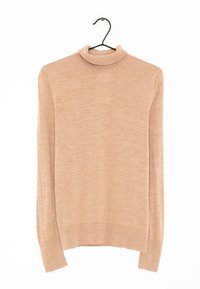 Beige Rollkragensweater aus feinem Strickstoff, mit langen Ärmeln, engem Kragen und geradem Saum. Hängt an einem schwarzen Metallhaken.