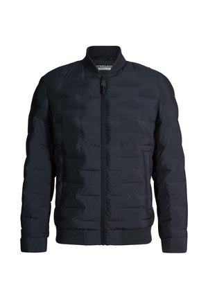 Czarna pikowana kurtka bomber z zamkiem z przodu, prążkowanym kołnierzem, mankietami i paskiem na dole, prezentowana na białym tle.