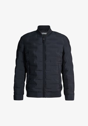 Zwarte gewatteerde bomberjack met ritssluiting aan de voorkant, geribbelde kraag, manchetten en zoom, gepresenteerd op een witte achtergrond.