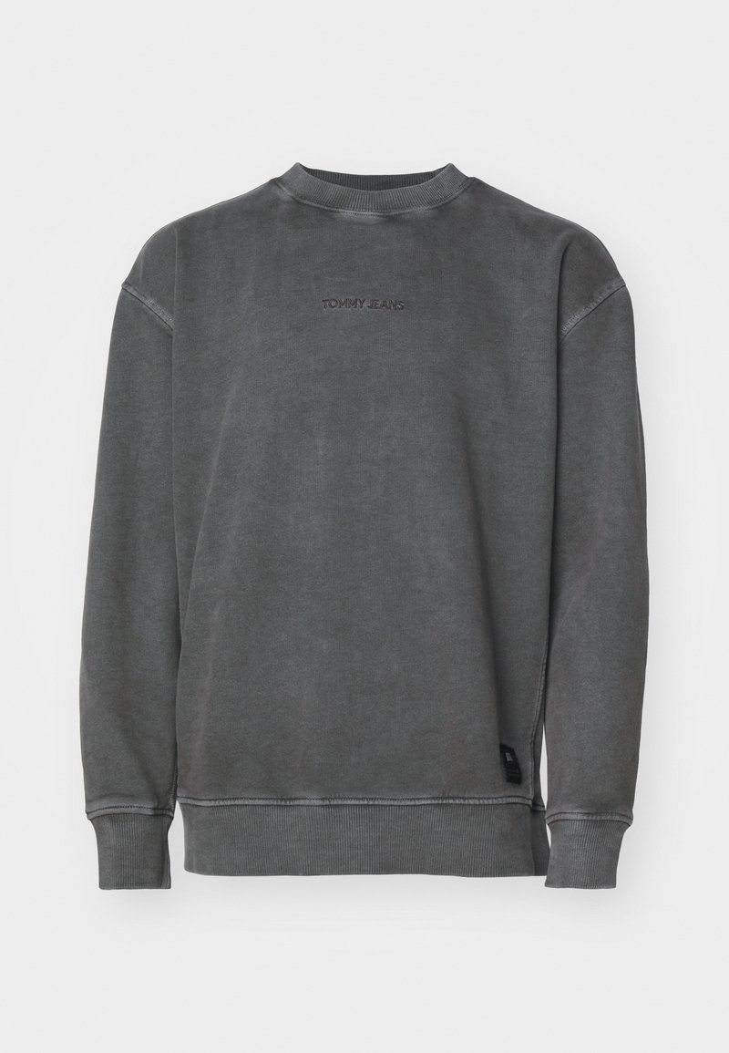 Sweat-shirt gris foncé à manches longues col rond avec poignets et ourlet côtelés, avec un petit texte brodé "TOMMY JEANS" sur la poitrine.