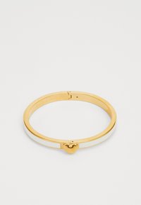 Bracciale rigido in metallo color oro con inserto in smalto bianco. Caratterizzato da una chiusura a forma di cuore e superficie liscia e lucida.