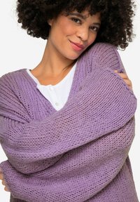 Cardigan in lavanda lavorato a maglia con maniche lunghe e morbide e scollatura a V ampia. Presenta un motivo a maglia aperta e testurizzato.