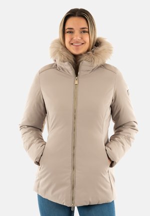 Giacca trapuntata beige con cappuccio foderato in pelliccia, zip frontale e tasche laterali nascoste. Texture liscia e design aderente con cuciture sulle spalle.
