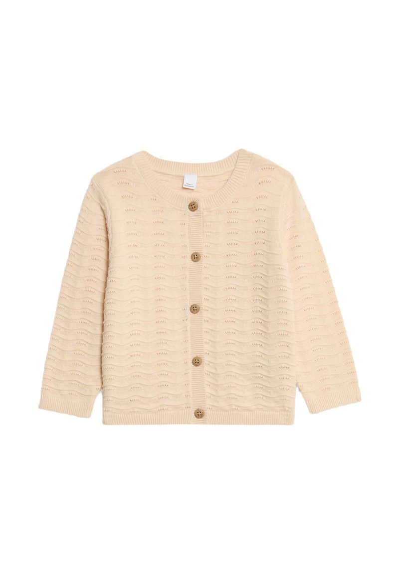 Cremfarbener Strickcardigan mit Wellenmuster, rundem Halsausschnitt, langen Ärmeln und fünf Holzknöpfen auf der Vorderseite. Strukturiertes Finish.